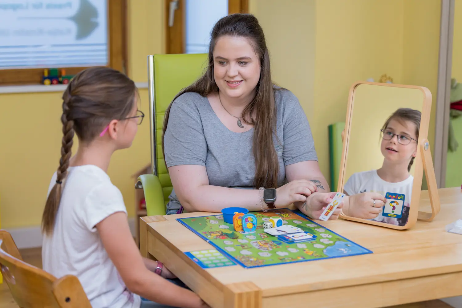 Fotos der logopädischen Praxen Katja-Kristin Ulrich in Tettnang und Ravensburg. Dieses Bild zeigt die staatlich anerkannte Logopädin Nicole Volz bei einer logopädischen Behandlung. Logopädie für Kinder & Jugendliche.